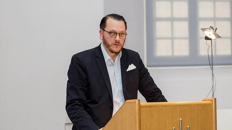 Alexander Süß gab eine kurze Einführung, worum es ihm bei der Ausstellung geht. Foto: Marian Hamacher