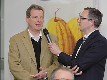 Stefan Krug von der Regierung von Oberfranken (links) äußert sich zu Fragen aus dem Publikum bei der Podiumsdiskussion der Mediengruppe Oberfranken am Montag in Bamberg. Er weist Kritik an der Unterbringung von Asylsuchenden in der Aufnahmeeinrichtung Oberfranken von sich (rechts: FT-Lokalchef Michael Memmel) Foto: Matthias Hoch