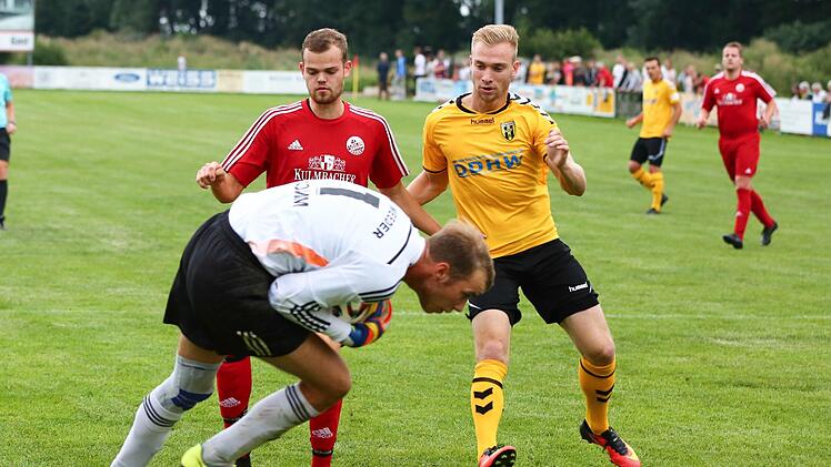 Meeders Keepter Matthias Komm ist rechtzeitig aus dem Kasten und holt sich den Ball vor dem Hofer Stürmer.