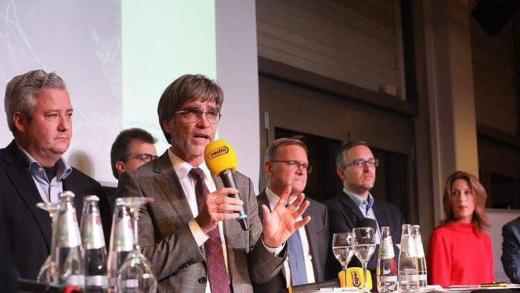 HWK-Hauptgeschäftsführer Thomas Koller (mit Mikrofon) erklärt, warum die Handwerkskammer gerne ein Ausbildungszentrum in Bamberg errichten möchte. Foto: Barbara Herbst