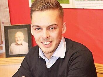 Der neue Vorsitzende des TSV Obersiemau, Mark Sauer, tritt in große Fußstapfen. Im Hintergrund ist ein Foto des verstorbenen Ehrenvorsitzenden Kurt Klimm, nach dem die Sportanlage in Untersiemau benannt wurde.  Foto: Michael Stelzner