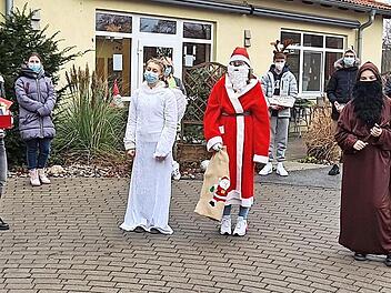 Eltmanner Realschüler überraschten und beschenkten die Bewohner des Seniorenhauses in Eltmann.  Foto: gg
