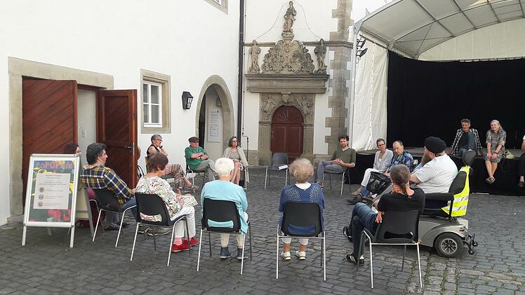 Zum Künstlergespräch in den Innenhof des Deutschordensschlosses waren wenige Zuhörer gekommen.