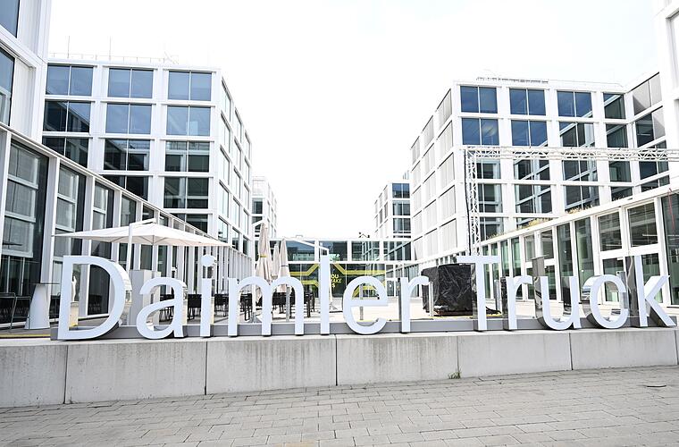 Daimler Truck und Toyota legen Lkw-Töchter in Asien zusammen