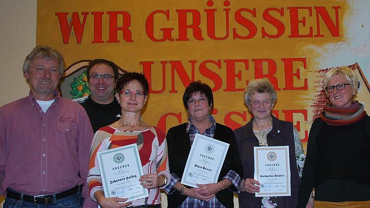 Ehrungen bei den Sulzthaler Eigenheimern (von links): 1. Vorsitzender Klaus Keller, Roland Bauer, Barbara Halbig,  Klara Peters, Katharina  Halbig und die neue 2. Vorsitzende  Petra Halbig. Foto: Norbert Schmitt