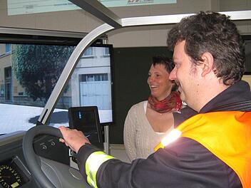 Edwin Grasser von der Wattendorfer Feuerwehr "fährt" im Simulator durch einen Ort ( im Hintergrund Trainerin Nicole Speetzen). Foto: Dieter Grams