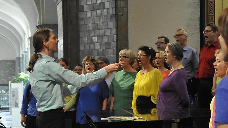 Jung dynamisch und erfolgreich - so präsentierte sich der Chor "InTakt" mit seinem musikalischer Leiter Stefan Ammersbach.  Foto: Peter Klopf