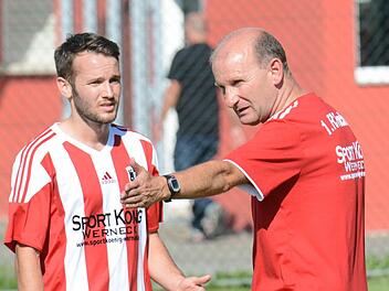 Eine gute Ansprache ist so wichtig wie ein gutes Training: Fuchsstadts Übungsleiter Martin Halbig im Taktik-Talk mit Harald Bayer. Foto: ssp