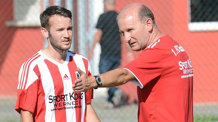 Eine gute Ansprache ist so wichtig wie ein gutes Training: Fuchsstadts Übungsleiter Martin Halbig im Taktik-Talk mit Harald Bayer. Foto: ssp