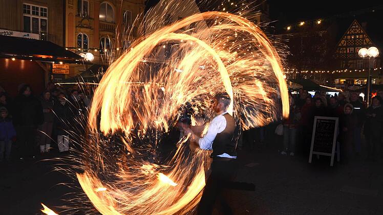 Feuer- und Lasershow von Markus Just auf dem Bad Kissinger Weihnachtsmarkt 2016. Foto: Peter Rauch