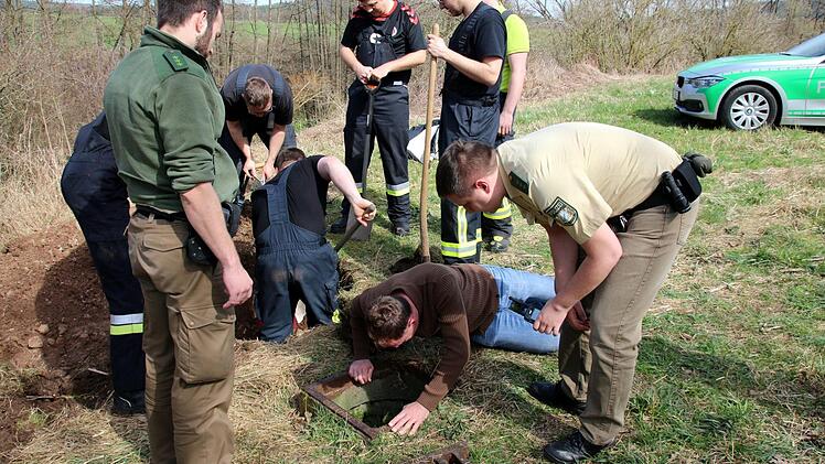 Auch Seßlachs Wasserwart, Alexander Schoder (vorn, am Boden), begutachtete die Situation vor Ort.