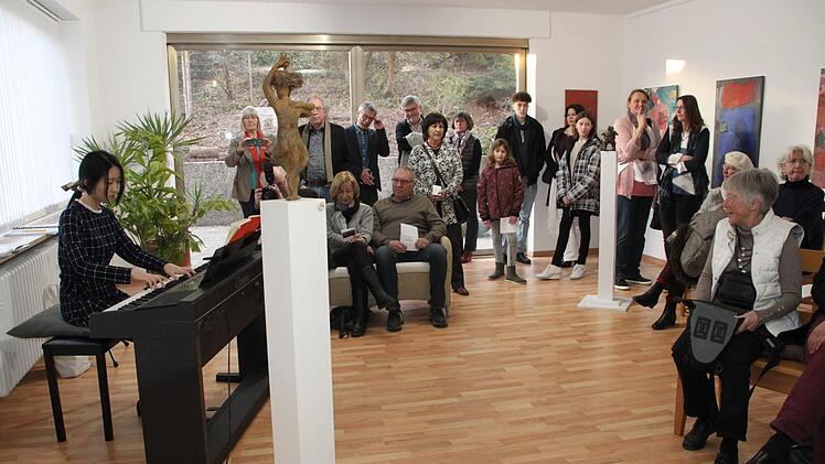 Haga Yi verzauberte die Besucher der Vernissage mit ihrem gefühlvollen Klavierspiel.Stephan Stöckel