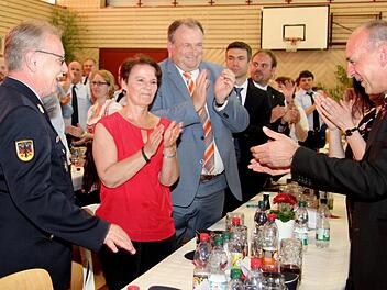 Wilhelm Oed (l.) bekam stehenden Applaus.  Foto: Richard Sänger