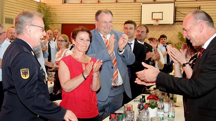 Wilhelm Oed (l.) bekam stehenden Applaus.  Foto: Richard Sänger