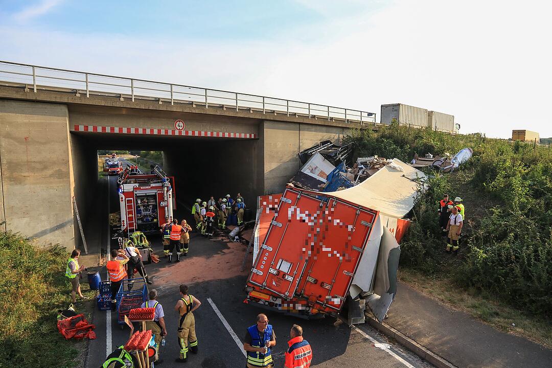 Bei Würzburg: Spektakulärer Sturz auf der A3 – Sattelzug fällt  von Autobahnbrücke auf Staatsstraße