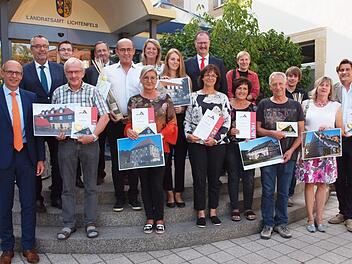Landrat Christian Meißner, Staffelsteins Bürgermeister Jürgen Kohmann (von links), 2. Bürgermeisterin Sabine Rießner und der Vorstandsvorsitzende der Sparkasse Martin Faber beglückwünschten die Preisträger des Baupreises "Goldener Ammonit".  Foto: Alfred Thieret