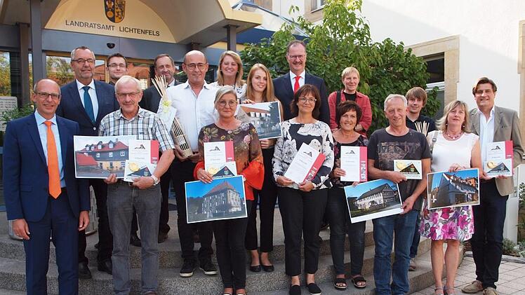 Landrat Christian Meißner, Staffelsteins Bürgermeister Jürgen Kohmann (von links), 2. Bürgermeisterin Sabine Rießner und der Vorstandsvorsitzende der Sparkasse Martin Faber beglückwünschten die Preisträger des Baupreises "Goldener Ammonit".  Foto: Alfred Thieret
