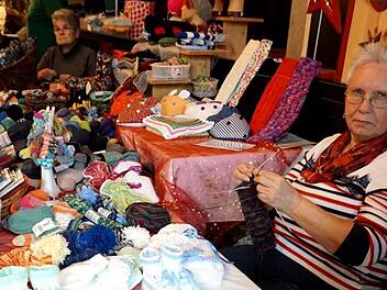 Sogar direkt vor Ort entstanden noch selbst gestrickte Socken, die dann auf den Verkaufstisch kamen.      Foto: Richard Sänger