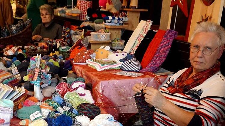 Sogar direkt vor Ort entstanden noch selbst gestrickte Socken, die dann auf den Verkaufstisch kamen.      Foto: Richard Sänger