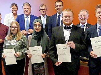Die besten Absolventen der Mittelschulen im Landkreis wurden ausgezeichnet; im Bild (vorne, von links) Felix Friedrich, Saskia Vogt, Aleyna Aydin, Lars Müller und Bastian Lehner sowie (dahinter, von links) Schulrätin Kerstin Zapf, Landrat Klaus Peter Söller, der stellvertretende Vorsitzende des IHK-Gremiums Kulmbach, Harry Weiß, Schulamtsdirektor Michael Hack und Kreishandwerksmeister Günther Stenglein  Foto: Dieter Hübner