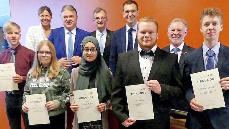 Die besten Absolventen der Mittelschulen im Landkreis wurden ausgezeichnet; im Bild (vorne, von links) Felix Friedrich, Saskia Vogt, Aleyna Aydin, Lars Müller und Bastian Lehner sowie (dahinter, von links) Schulrätin Kerstin Zapf, Landrat Klaus Peter Söller, der stellvertretende Vorsitzende des IHK-Gremiums Kulmbach, Harry Weiß, Schulamtsdirektor Michael Hack und Kreishandwerksmeister Günther Stenglein  Foto: Dieter Hübner