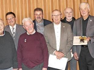 Mitglieder, die seit 25 bis 60 Jahren die Treue halten, wurden geehrt. Die h&ouml;chste Auszeichnung, die Ehrennadel am Bande, konnte Walter Hochberger (Sechster von links) in Empfang nehmen.  Foto: Alexandra Kemnitzer