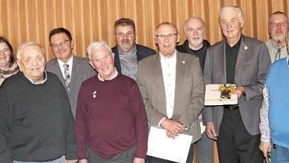 Mitglieder, die seit 25 bis 60 Jahren die Treue halten, wurden geehrt. Die h&ouml;chste Auszeichnung, die Ehrennadel am Bande, konnte Walter Hochberger (Sechster von links) in Empfang nehmen.  Foto: Alexandra Kemnitzer