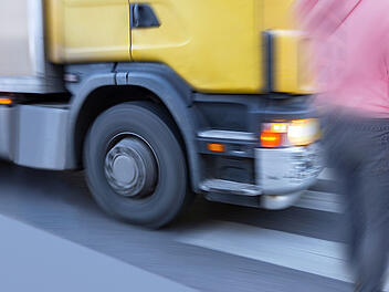 Senior auf der B8 von Lkw erfasst