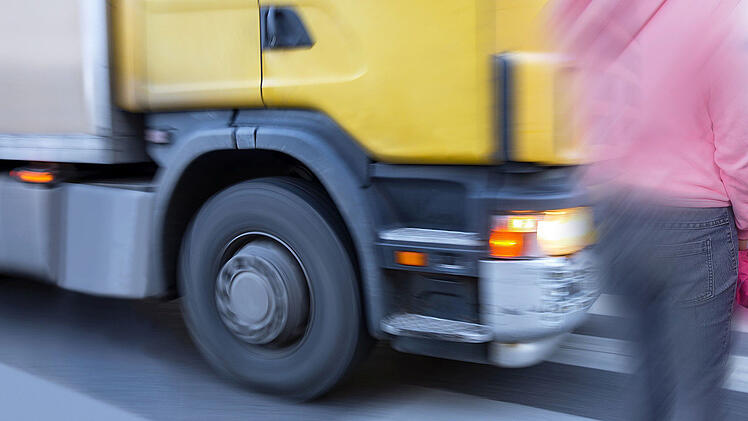 In Zirndorf wurde eine Fu&szlig;g&auml;ngerin beim &Uuml;berqueren der Stra&szlig;e von einem Lastwagen erfasst.