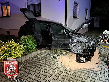 Feuerwehreinsatz in Heßdorf: Auto prallt gegen Mauer