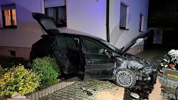 Feuerwehreinsatz in Heßdorf: Auto prallt gegen Mauer