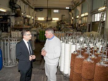 Geschäftsführer Matthias Geyer (rechts) und Insolvenzverwalter Gunther Neef aus Hof besprechen das weitere Vorgehen nach dem Insolvenzantrag der Färberei.  Foto: Jürgen Gärtner