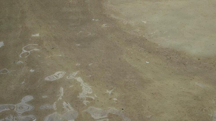 Deutlich sieht man die Schlieren auf dem Abwasser.