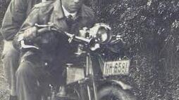 Michael und Adam Müller, Hausnummer 61, bei einer Motorradfahrt (um 1928).