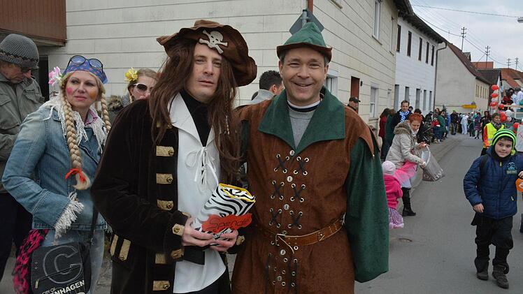 "Räuber Hotzenplotz" (Pfarrer Peter Bauer, links) und "Robin Hood" (Pastoralassistent Norbert Zettelmeier, rechts).