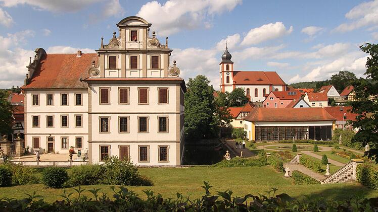 Das Schloss von Kirchlauter mit der Dorfkirche im Hintergrund  Fotos: Günther Geiling