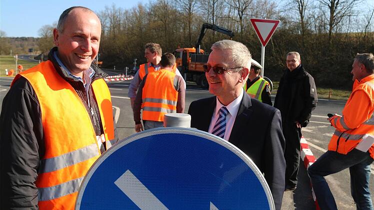 Matthias Wacker und Gotthard Schlereth sind überzeugt, dass die Maßnahme "Erkennbare Kreuzung" greift. Foto: Schaar