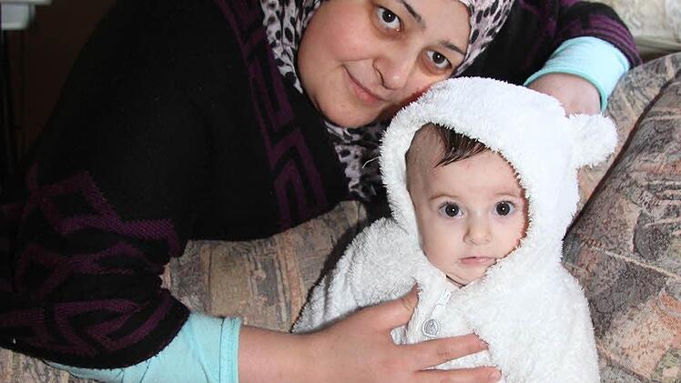 Kuschelstunde mit der Kleinsten: Mama Einas Karim Edin und ihre vier Monate alte Tochter Lara.
