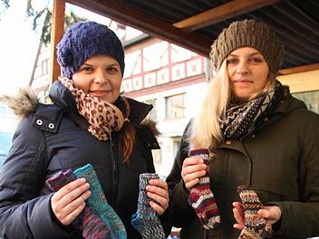 "Die Socken gehen am besten", berichteten die Schwestern Nadine und Christine Würstlein am Stand von "Menschen für Menschen". Foto: Gerda Völk