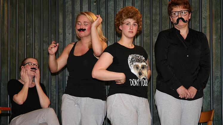Mit der Aufführung "Hey, Abschaum - Mordsfrauen im Knast" landet die Theatergruppe Rugendorf einen Volltreffer. Foto: Klaus Klaschka