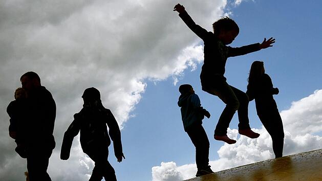 Zuletzt gab es Verwirrung um das im Koalitionsvertrag beschlossene Baukindergeld. Nun hat sich der entsprechende Ausschuss geeinigt. Wie sieht die L&ouml;sung aus?  Symbolbild: Ralf Hirschberger / dpa