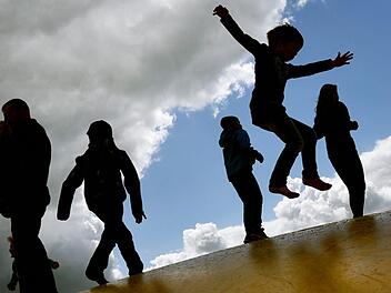 Zuletzt gab es Verwirrung um das im Koalitionsvertrag beschlossene Baukindergeld. Nun hat sich der entsprechende Ausschuss geeinigt. Wie sieht die Lösung aus?  Symbolbild: Ralf Hirschberger / dpa