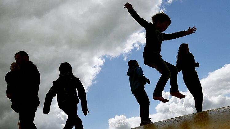 Zuletzt gab es Verwirrung um das im Koalitionsvertrag beschlossene Baukindergeld. Nun hat sich der entsprechende Ausschuss geeinigt. Wie sieht die Lösung aus?  Symbolbild: Ralf Hirschberger / dpa