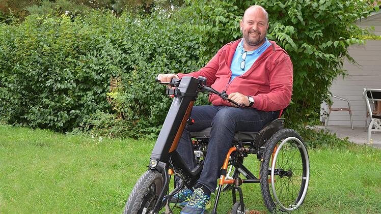 Andreas Knüttel hat vor seinem Rollstuhl einen E-Pilot, also einen unterstützenden Elektro-Antrieb.