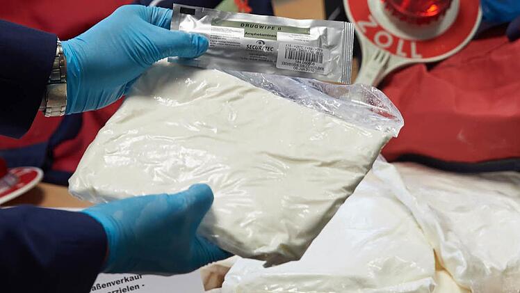 Ein Kilogramm Amphetamin wollte ein 51-Jähriger kaufen. Obwohl der Deal platzte, musste sich der Mann jetzt vor dem Haßfurter Schöffengericht verantworten.  Symbolfoto: Thomas Frey/dpa