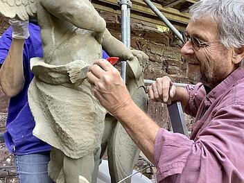 Der Putto erhält den Schutzanstrich der ihn für viele Jahre vor Wetter und Umweltverschmutzungen schützt. Foto: Bianca Volkert