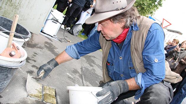 Alleine in Bad Kissingen hat K&uuml;nstler Gunter Demnig bereits 74 Stolpersteine zur Erinnerung an Opfer des Nationalsozialismus verlegt, weitere gibt es in Bad Br&uuml;ckenau, Ma&szlig;bach und Poppenlauer. In Hammelburg dagegen will der Stadtrat weiterhin der Opfer auf andere Weise gedenken.  Foto: Archiv/Ralf Ruppert