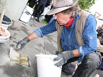 Alleine in Bad Kissingen hat Künstler Gunter Demnig bereits 74 Stolpersteine zur Erinnerung an Opfer des Nationalsozialismus verlegt, weitere gibt es in Bad Brückenau, Maßbach und Poppenlauer. In Hammelburg dagegen will der Stadtrat weiterhin der Opfer auf andere Weise gedenken.  Foto: Archiv/Ralf Ruppert