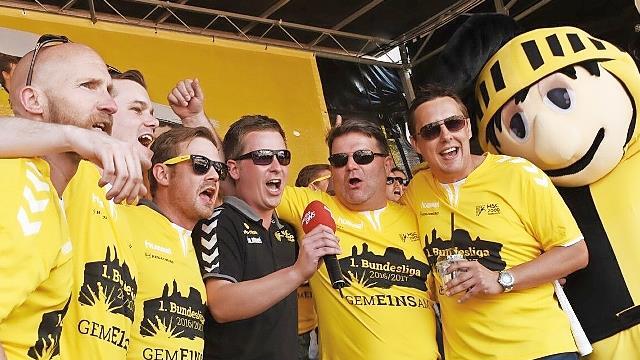 Mittendrin statt nur dabei: Florian Dotterweich (mit Mikrofon) hat die großen Erfolge des HSC Coburg, wie den ersten Aufstieg in die 1. Liga 2016, hautnah miterlebt. Damals noch als Büroleiter, später wurde er Geschäftsführer.