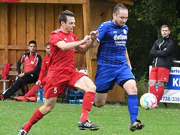 Auch gegen den FV Rannungen mit Daniel Kraus Rannungen (rechts) lief der TSV Bad Königshofen mit Florian Götz zumeist hinterher und bleibt nach dem 2:0-Heimsieg der Heimelf weiter sieglos. Foto: Hopf